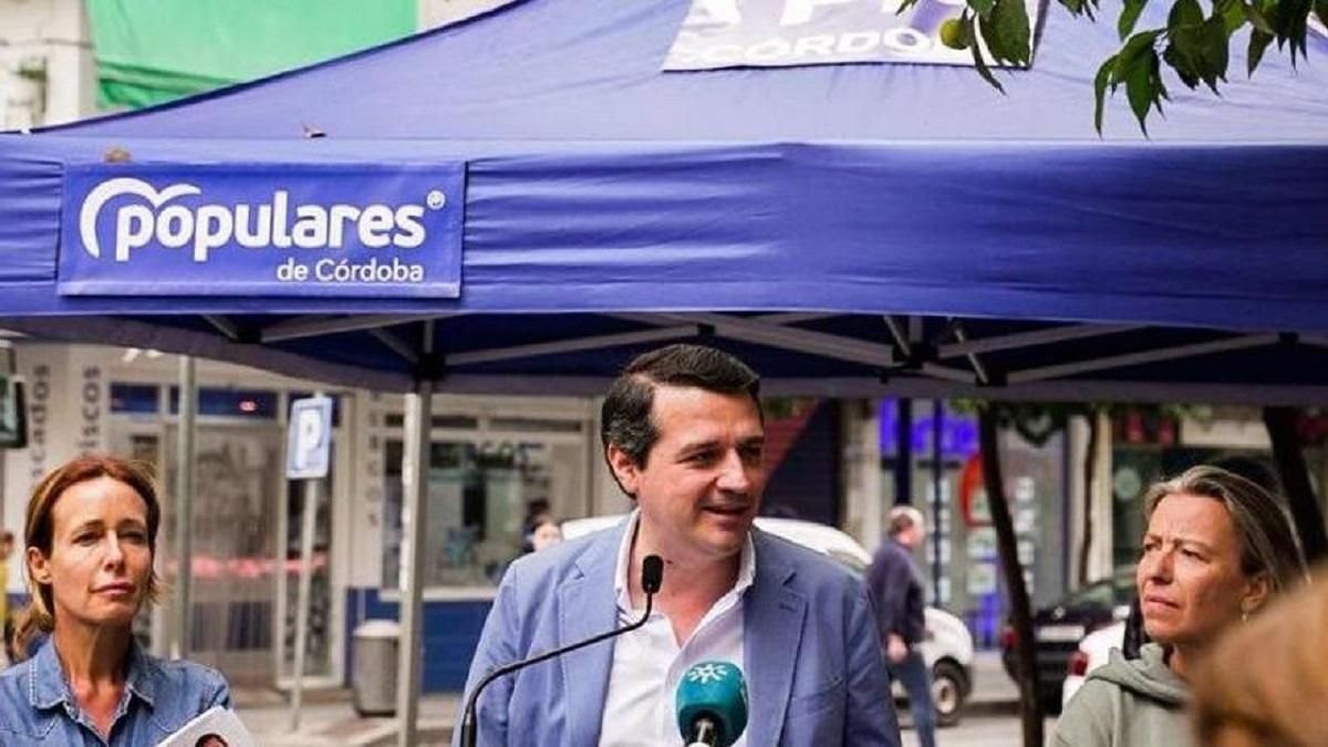 El candidato del PP, José María Bellido, en la plaza de Costasol.