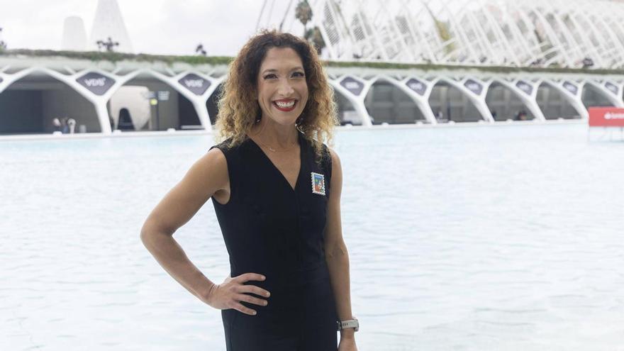 Randi Zuckerberg: &quot;Debemos relacionarnos con la IA mejor que con los móviles&quot;