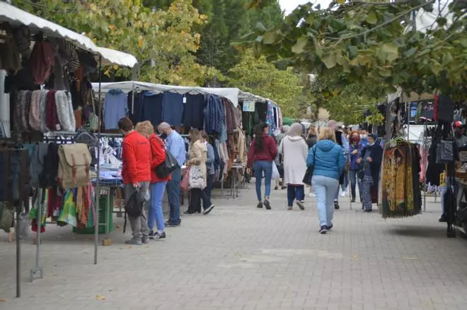 El retorn del mercat de la roba al centre de Figueres anima l'ambient comercial