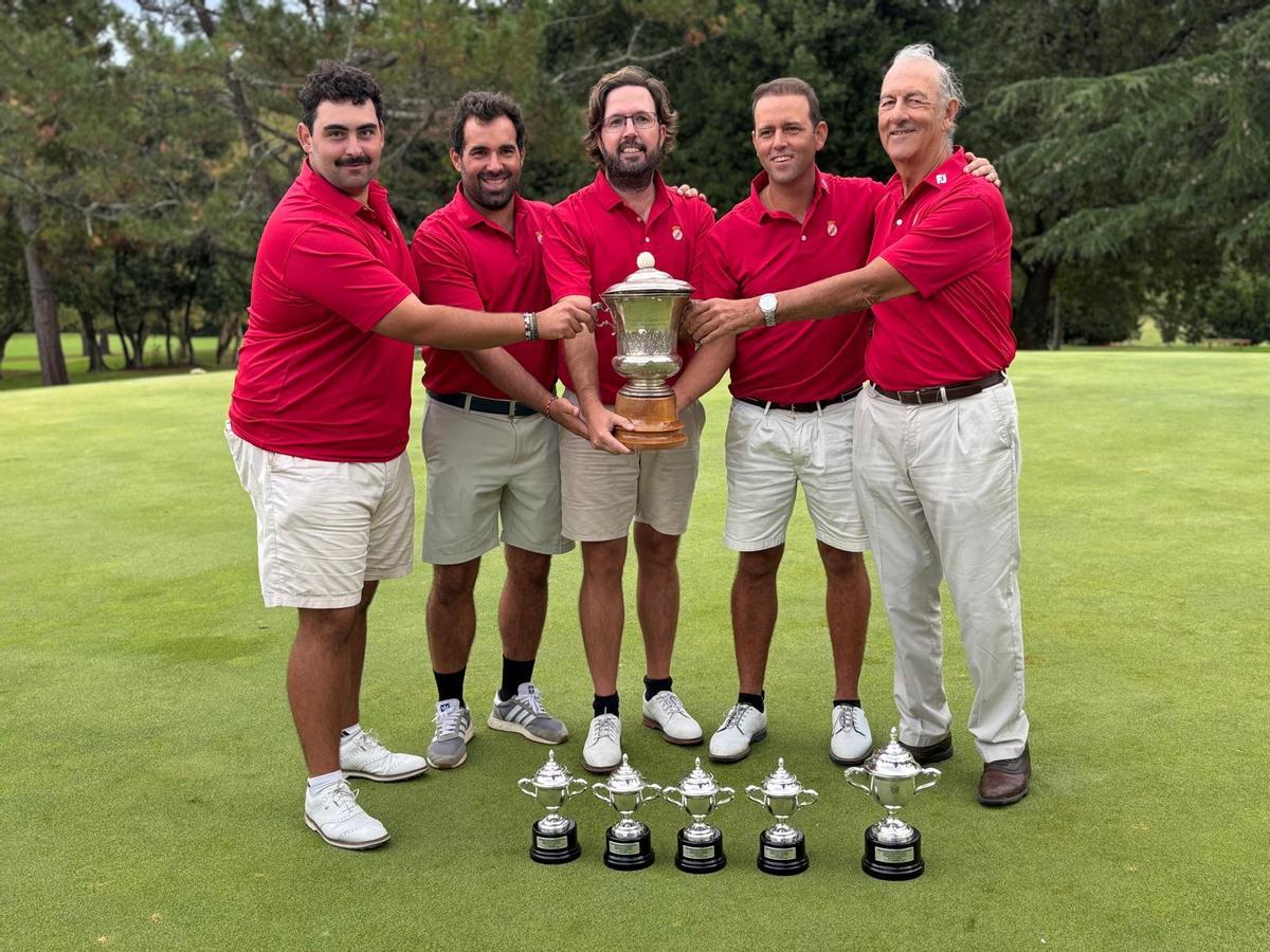 El equipo del Club de Golf de Castiello, con el trofeo de campeón de España interclubs.