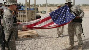 Soldados de EEUU despliegan una bandera en la base de Hila, al sur de Bagdad.