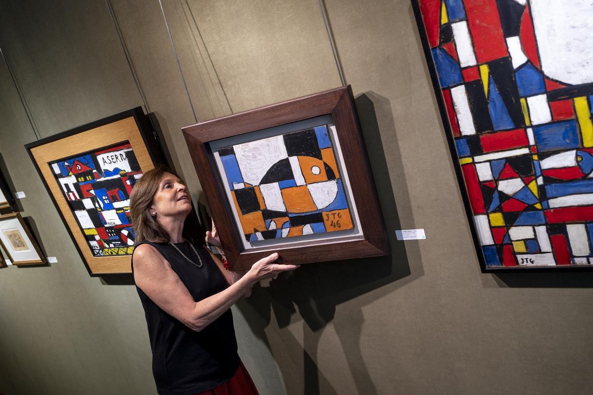 Mariana Draper, durante los preparativos de la exposición dedicada a Torres-García.