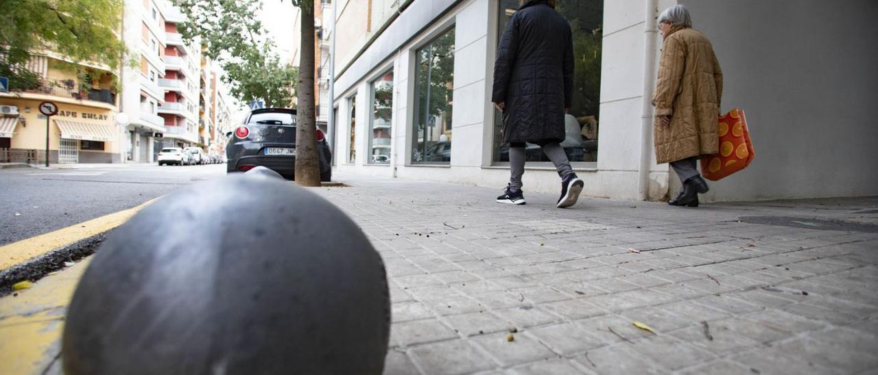 Dos mujeres pasean por un tramo de la calle de la Reina, ayer. | PERALES IBORRA