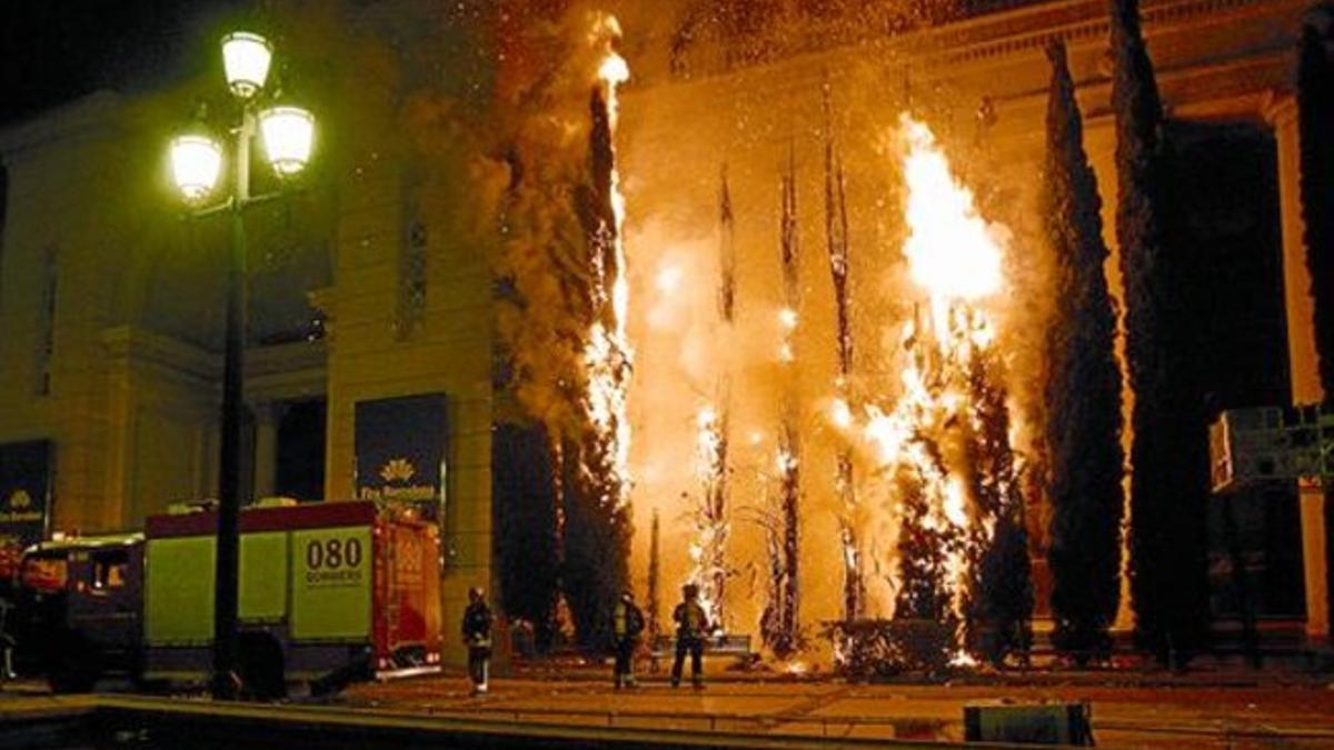 Los bomberos tratan de apagar los cipreses incendiados por aficionados violentos.