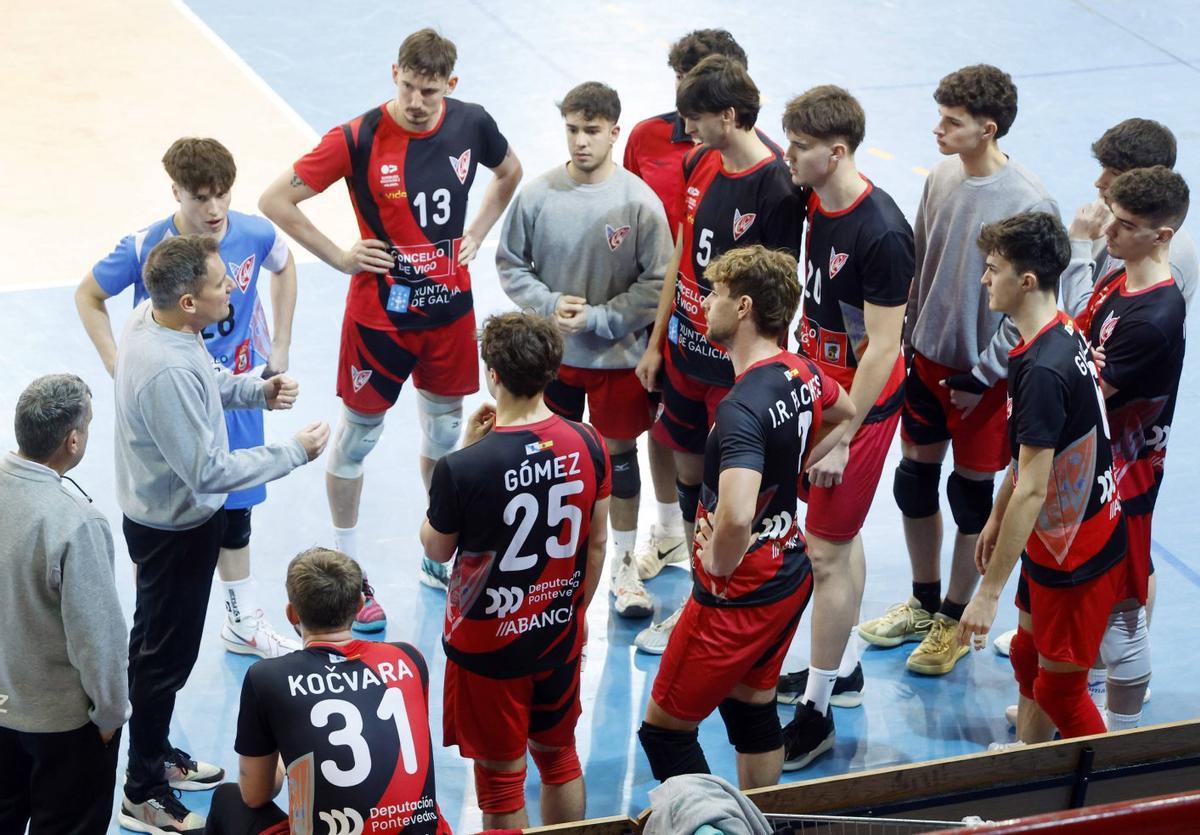 Los jugadores del Club Vigo, durante un tiempo muerto en Coia. | MARTA G. BREA