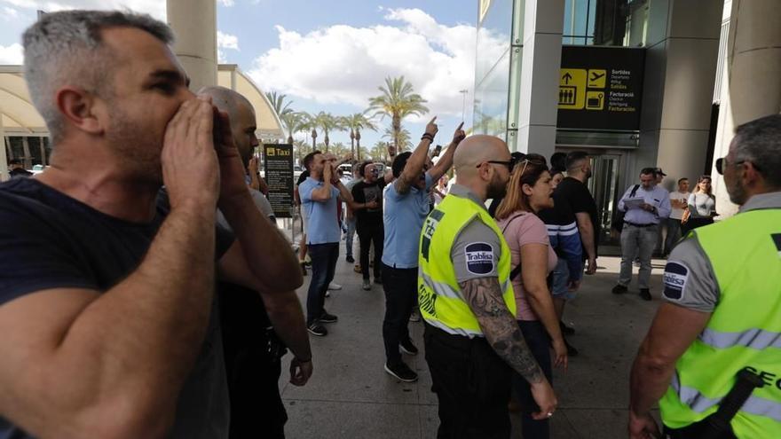 Taxifahrer protestieren am 1. Mai am Flughafen Mallorca