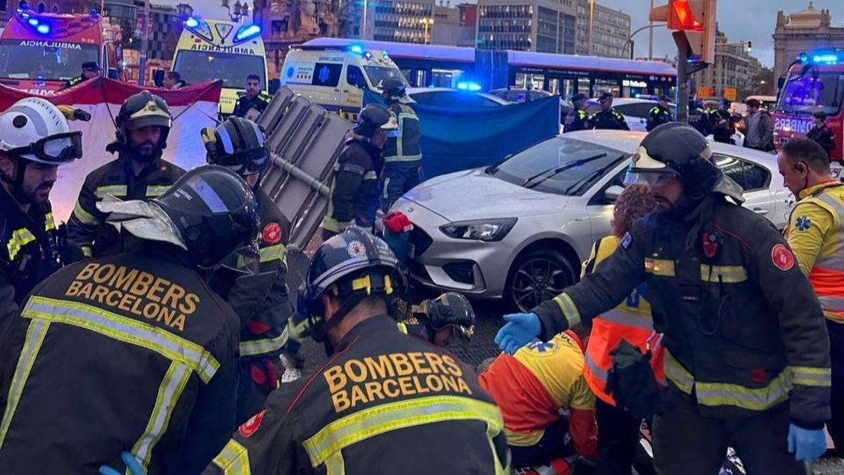 Bombers, Guàrdia Urbana i SEM, atenent les víctimes de l'atropellament múltiple de la plaça d'Espanya de Barcelona