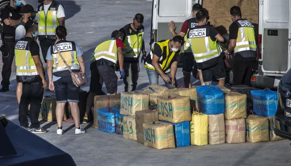 La droga ha sido descargada esta tarde y hay varios detenidos en una operación de la Guardia Civil, Policía Nacional y Vigilancia Aduanera.