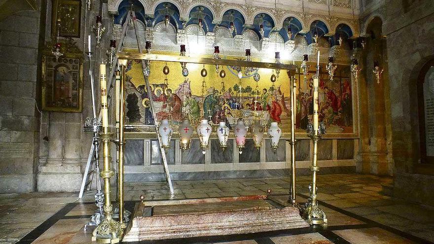 Cristo por fin descansa  en paz en el Santo Sepulcro