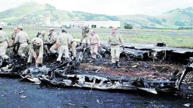 Panorámica de Tenerife Norte a la mañana siguiente al accidente con los militares aún retirando material de la pista.