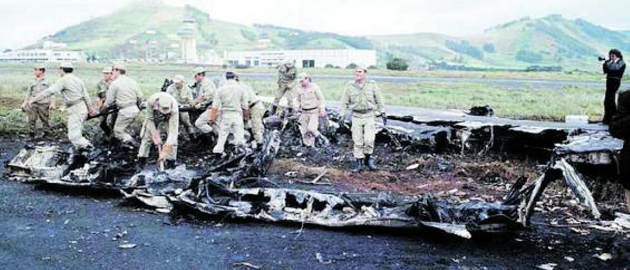 Panorámica de Tenerife Norte a la mañana siguiente al accidente con los militares aún retirando material de la pista.