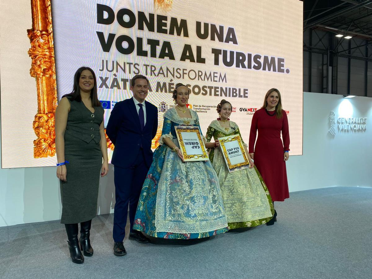 Los representantes del Ayuntamiento de Xàtiva y las falleras mayores, en Fitur.