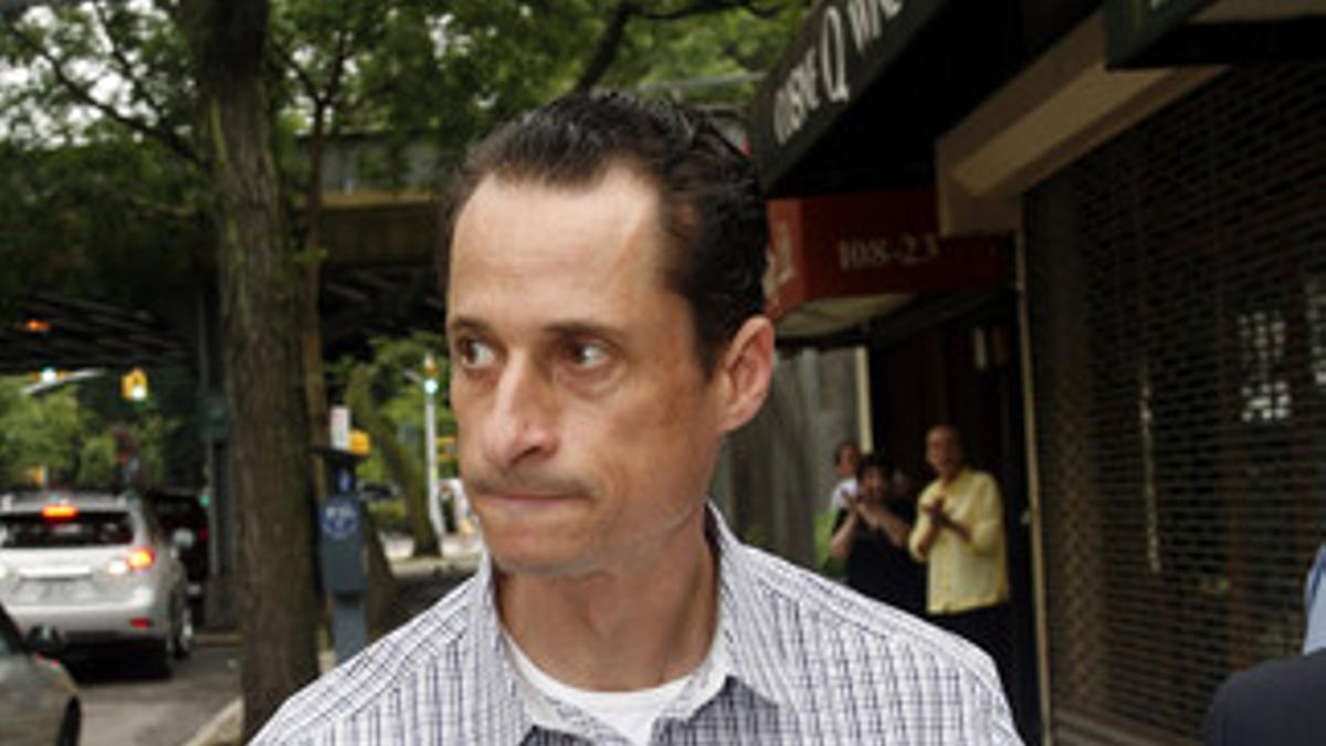 Anthony Weiner lleva su ropa a la lavandería en el barrio de Queens, en Nueva York.