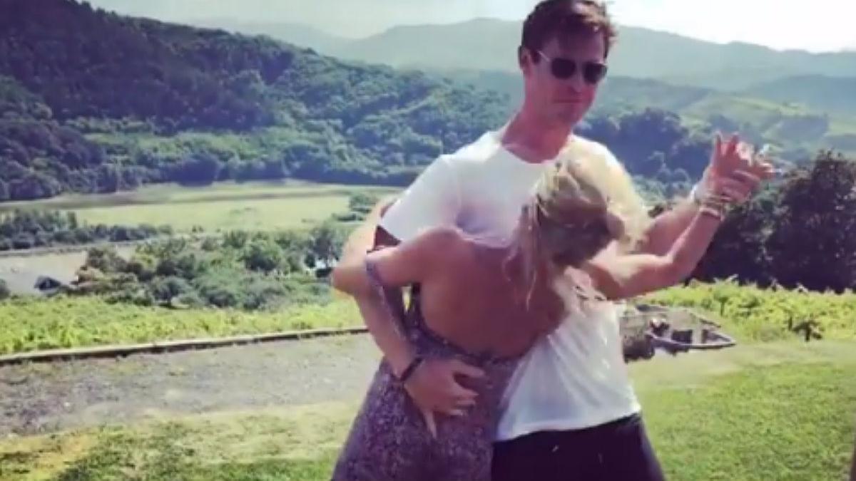 El actor australiano Chris Hemsworth baila el 'Despacito' con su mujer, Elsa Pataky.