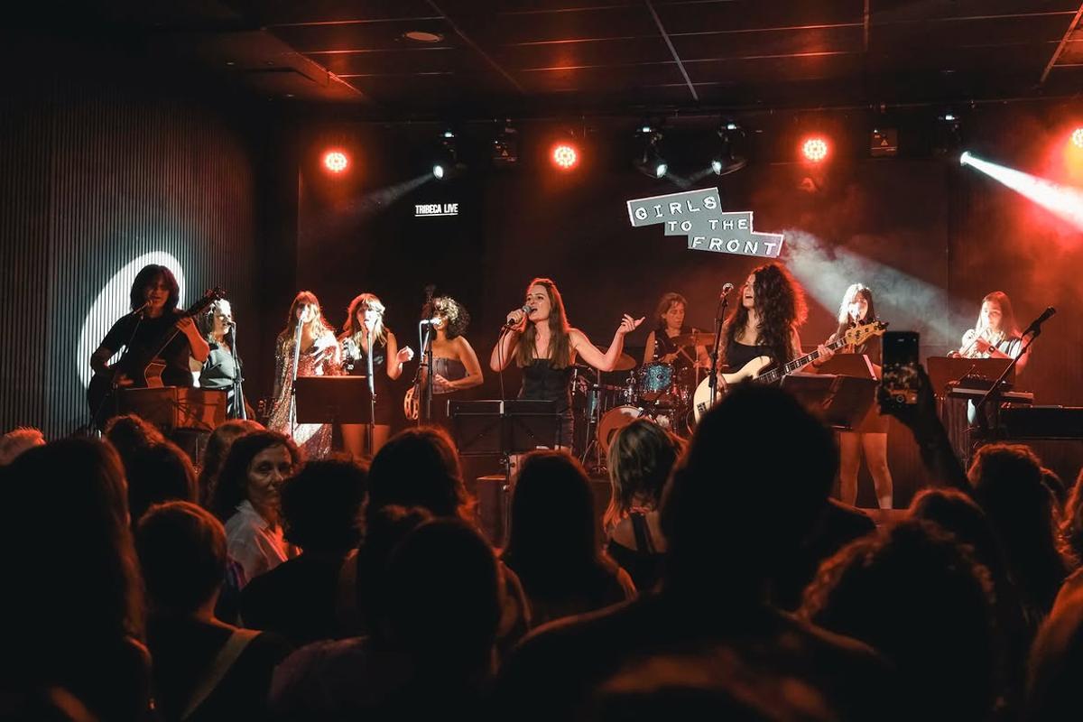 Girls on the Front en un concierto