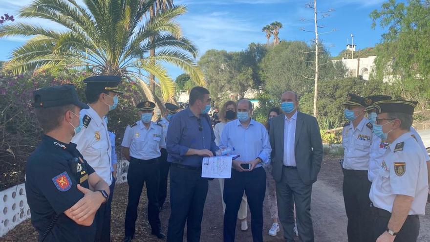 El delegado del Gobierno en Canarias visita el CATE de Barranco Seco en compañía de autoridades de la Policía Nacional, entre otras.