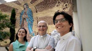 El párroco Ángel Luis Caballero, responsable de los más de 20.000 voluntarios en Madrid del viaje del Papa León XIV, junto a los voluntarios María y Miguel, en el patio de la Delegación de Jóvenes de la Archidiócesis de Madrid, el pasado miércoles.