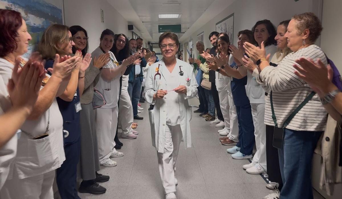 Un pasillo y una ovación en la despedida, este miércoles, de la médica de Urgencias Julia Mera.