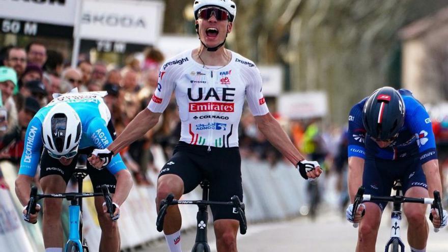 Juan Ayuso celebra su victoria en un reñido esprint. | UAE EMIRATES