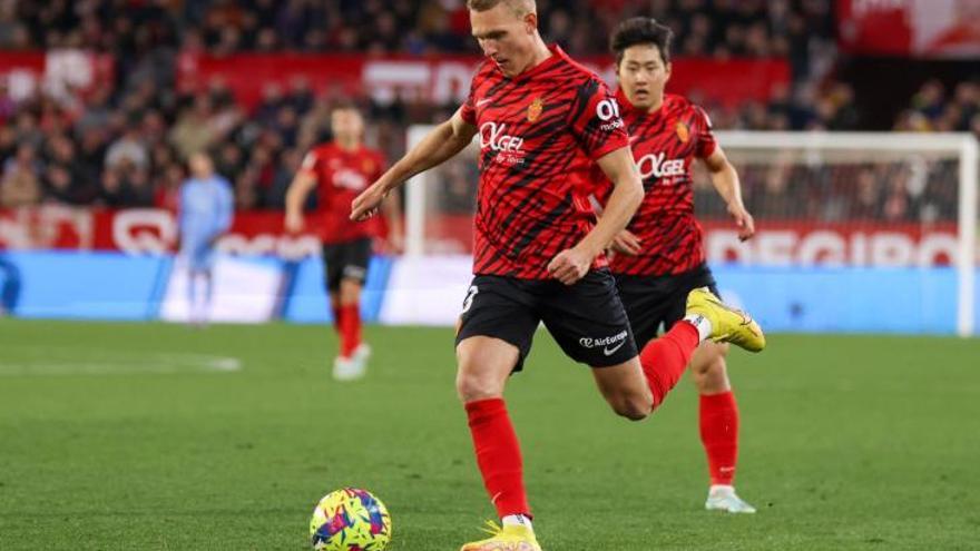 Augustinsson, en el partido frente al Sevilla en el que se estrenó con la camiseta del Mallorca.