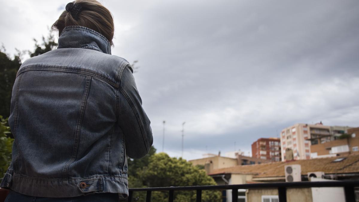 Imagen de archivo de la mujer hondureña con una orden de expulsión tras denunciar un delito.