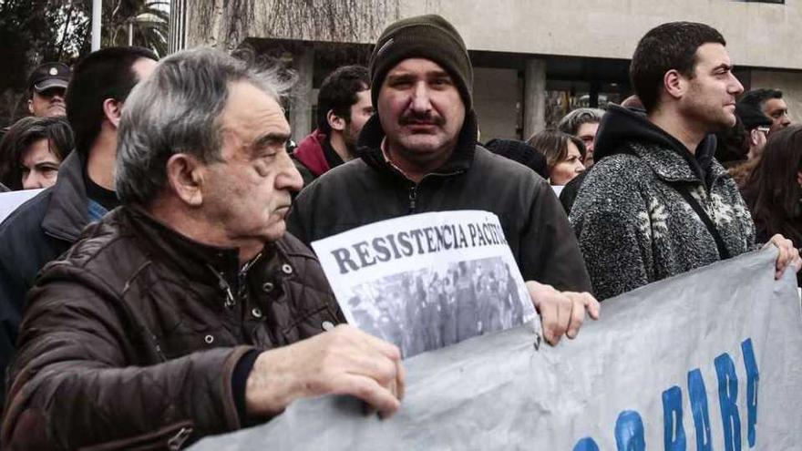 El acusado, en el centro, en la concentración que tuvo lugar ante el edificio judicial. // A. Irago