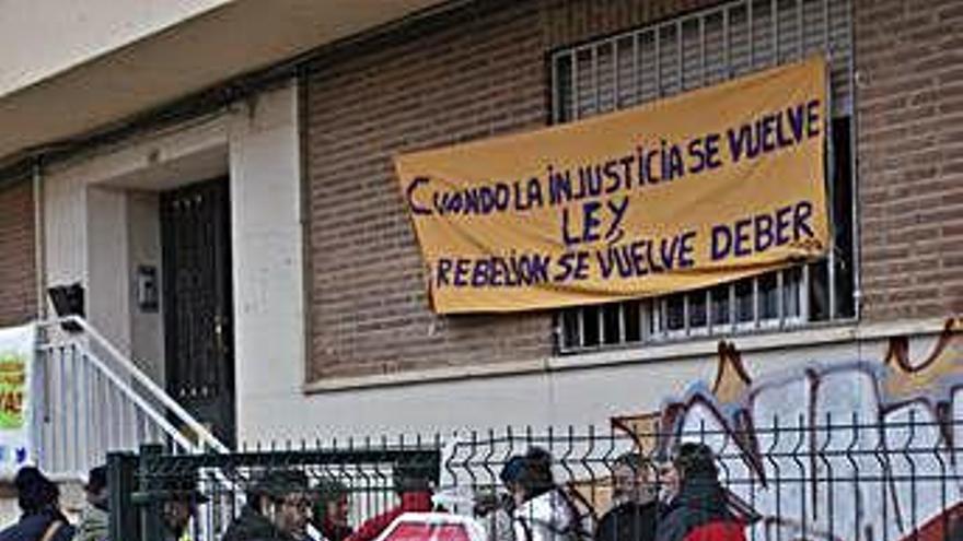 Concentración frente a la vivienda, ayer.