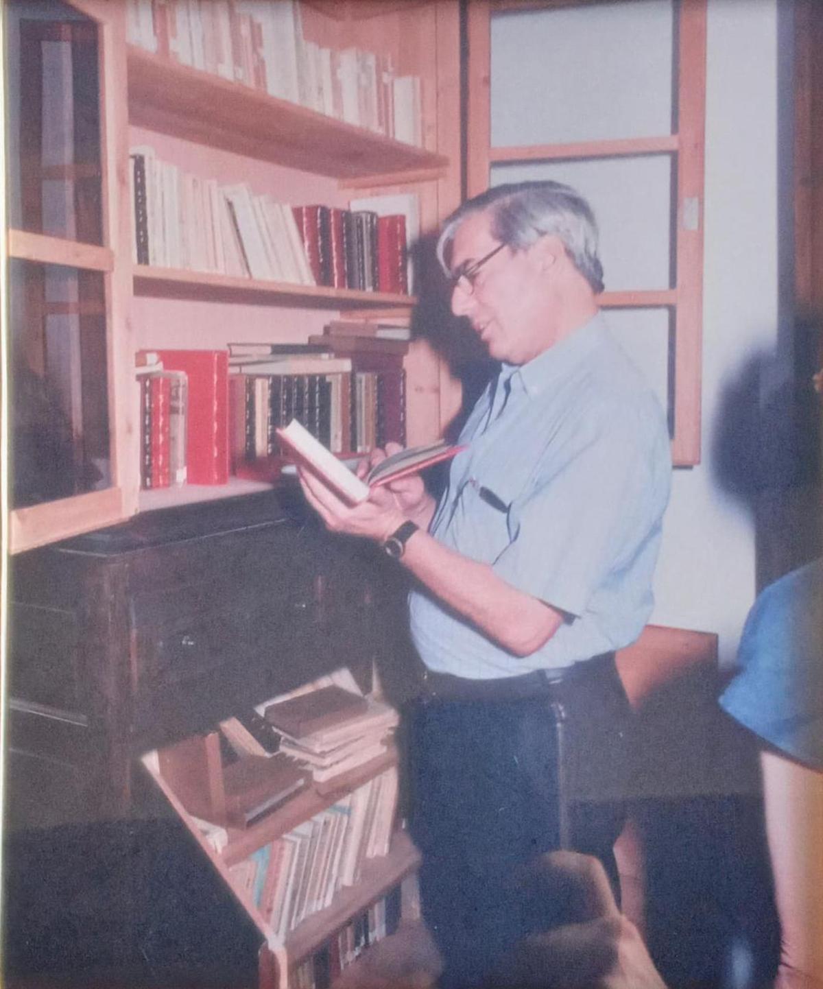 Visita de Vargas Llosa a la Casa-Museo de Azorín, en junio de 1993