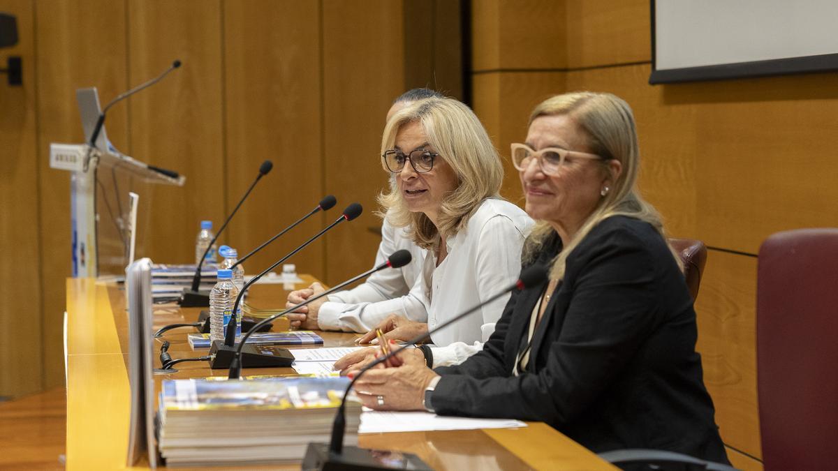 Esther Monzón y  Antonia María Pérez durante la presentación del Proceso Asistencial Integrado de Sobrepeso y Obesidad.