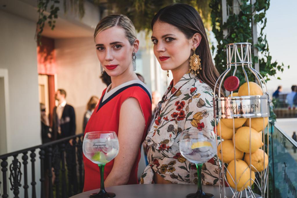 Isabelle Junot (dcha.) posa junto a Lulu Figueroa en la azotea Tanqueray No. 10, en Madrid.