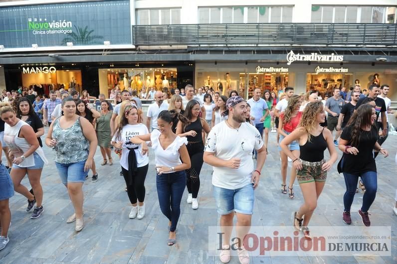 Los bailes latinos salen a la calle en Murcia