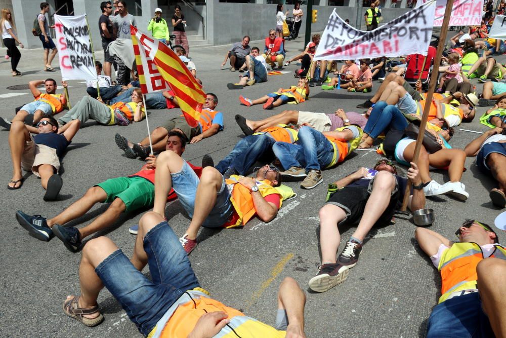 Manifestació dels treballadors de les ambulàncies de Girona