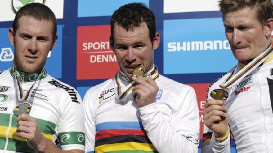 Cavendish en el podio junto a Matthew Harley Goss, segundo, y el alemán Greipel, tercero.