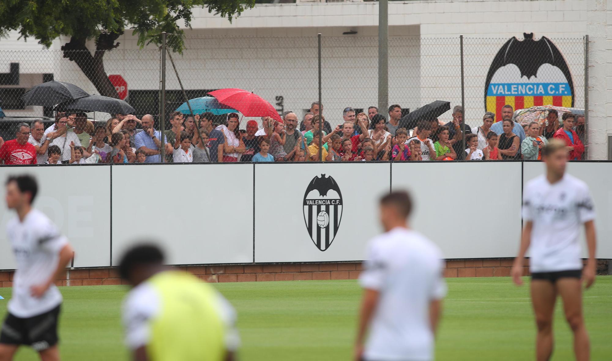 Las mejores imágenes del segundo entrenamiento del Valencia CF a puerta abierta en Paterna