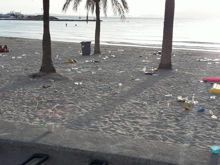 Los restos de un gran botellón invaden la playa de s'Arenal de Llucmajor