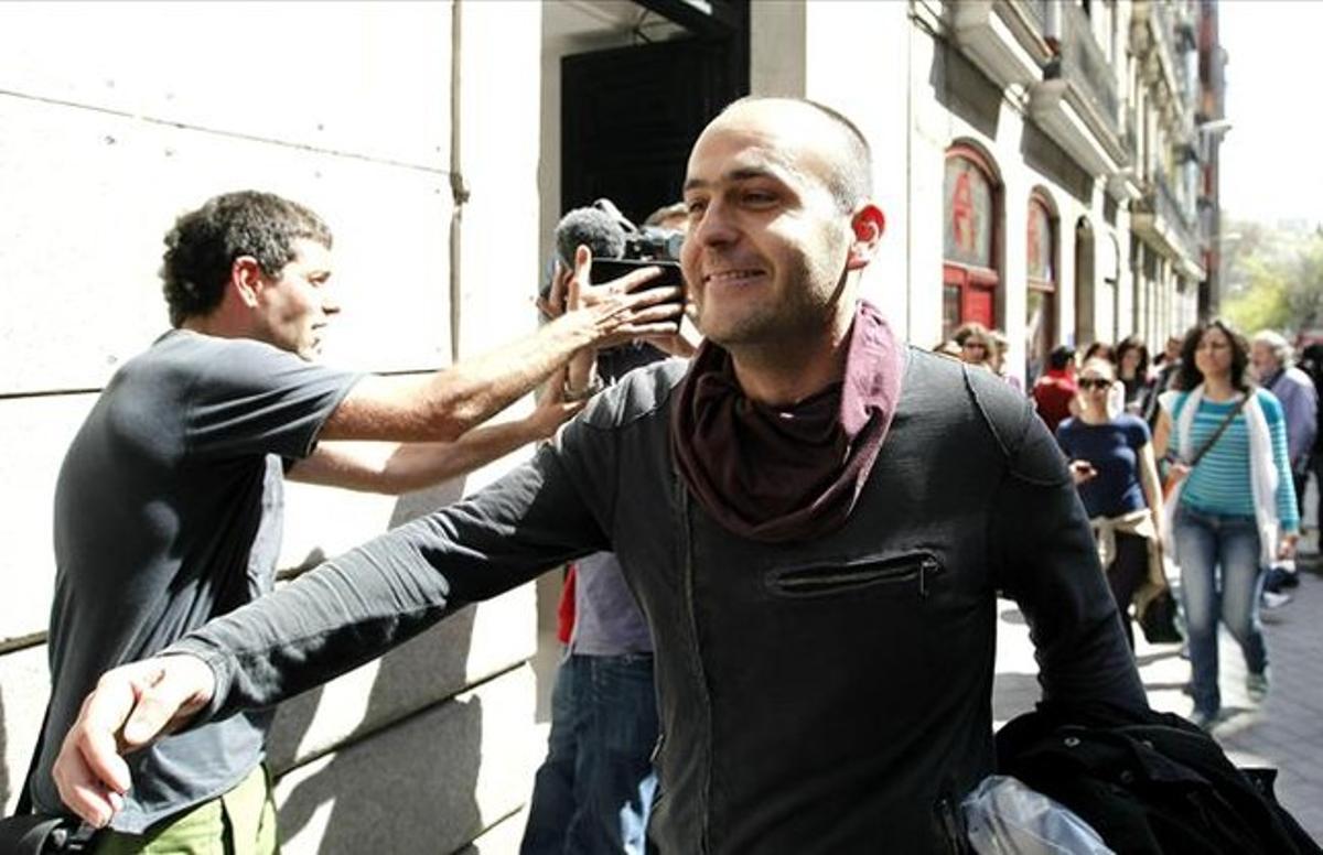 El dirigent de Sortu Iker Rodrigo després de ser posat en llibertat. EFE / JAVIER LIZÓN El dirigent de Sortu Iker Rodrigo després de ser posat en llibertat. EFE / JAVIER LIZÓN