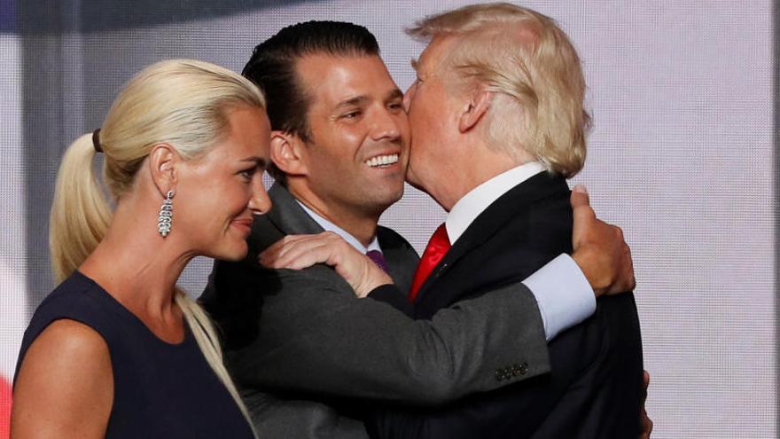 Trump Jr. se abraza con su padre, ante la mirada de su esposa