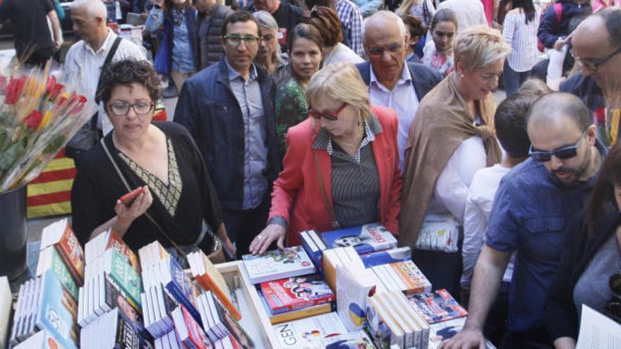 Els llibreters esperen repetir vendes en un Sant Jordi marcat per la tensió política