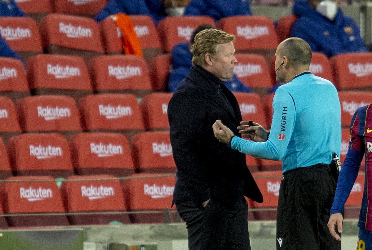 Koeman charla con Mateu Lahoz durante el Barça-Athletic del Camp Nou.