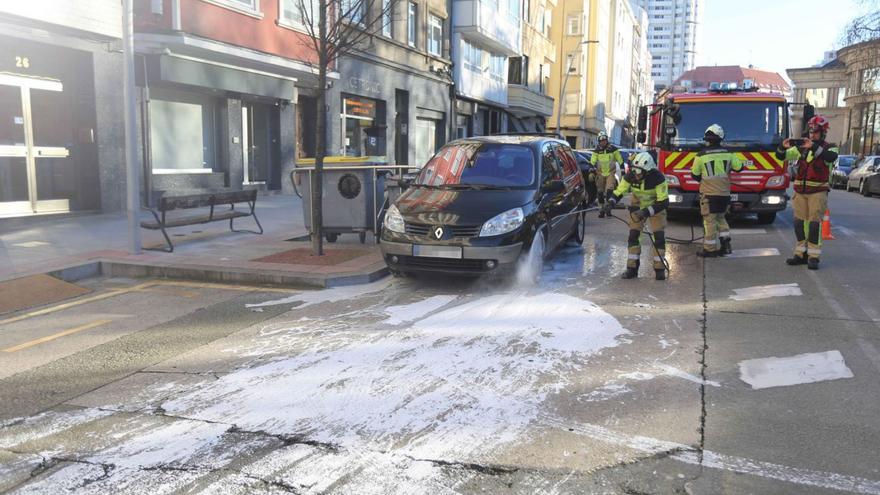 La caída de un bote llena de pintura la calle Palomar