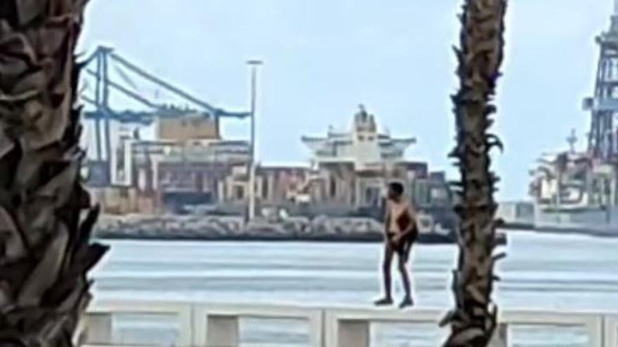 Un hombre orina en la Avenida Marítima a la vista de todo el mundo