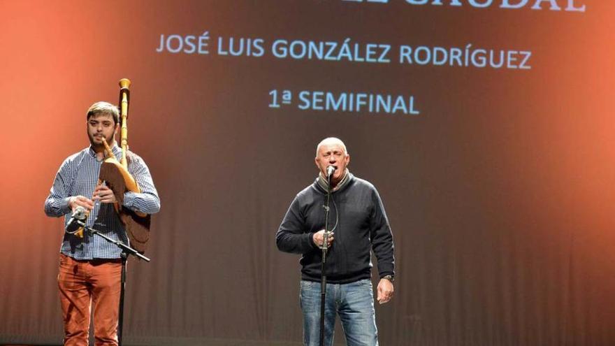 José Luis González, durante su actuación, con Pablo Carrera a la gaita.