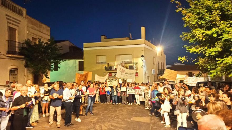VÍDEO | Los vecinos de Salvatierra se vuelcan contra el macrovertedero en una cacerolada