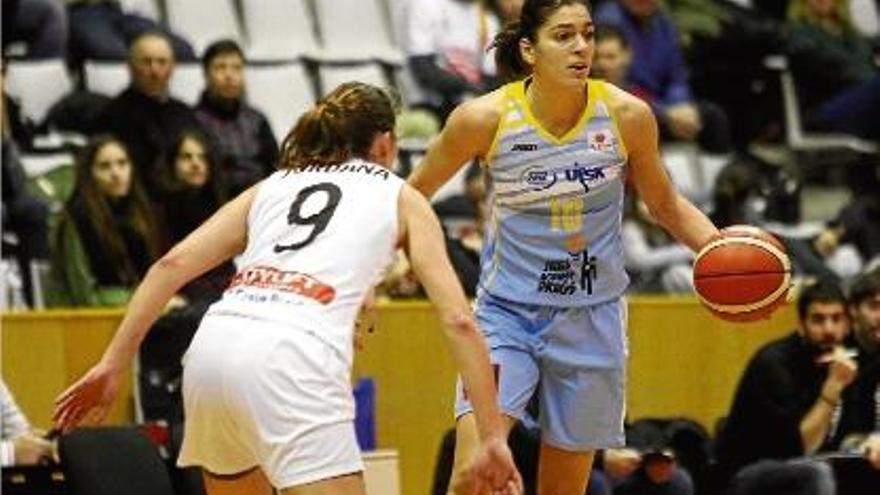 Jordana, defensant Xargay en el duel contra el Praga de l&#039;Eurolliga disputat a Fontajau.