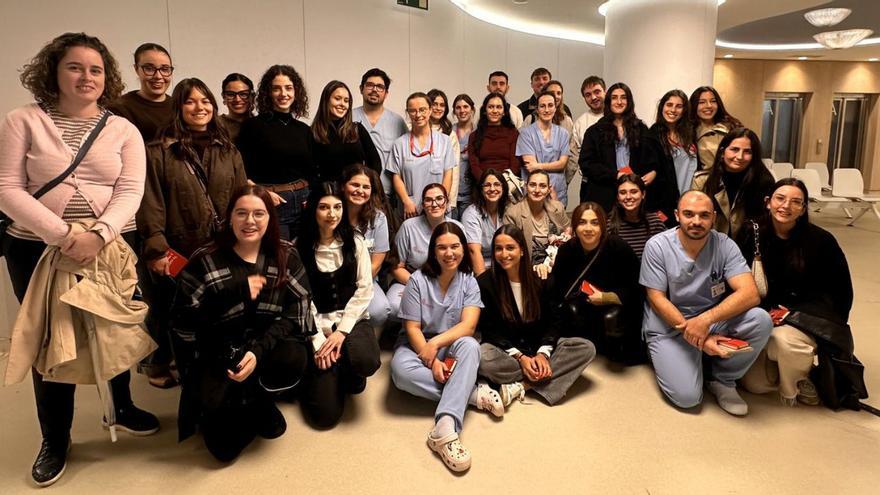 Los 32 profesionales de Enfermería de Povisa que vieron mejorados sus contratos, ayer.