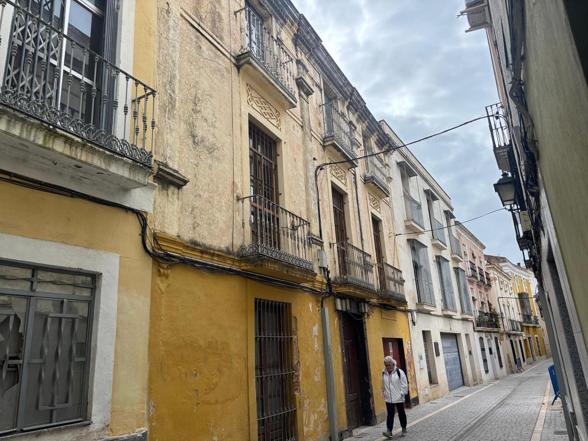Edificio que Inmoguadiana Ciudad va a rehabilitar y convertir en el edificio Andrea en la calle Arco Agüero de Badajoz.