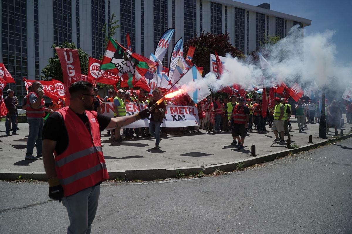La manifestación del metal corta el acceso a A Coruña por Alfonso Molina La manifestación del metal corta el acceso a A Coruña por Alfonso Molina