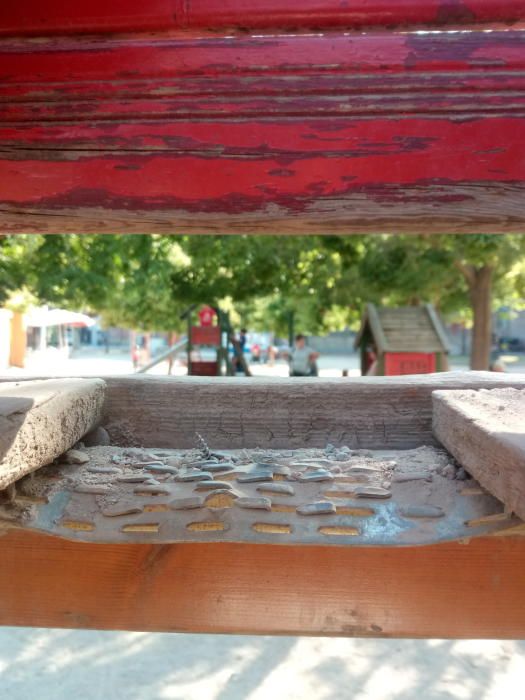 Elements perillosos al parc de la plaça d'Espanya