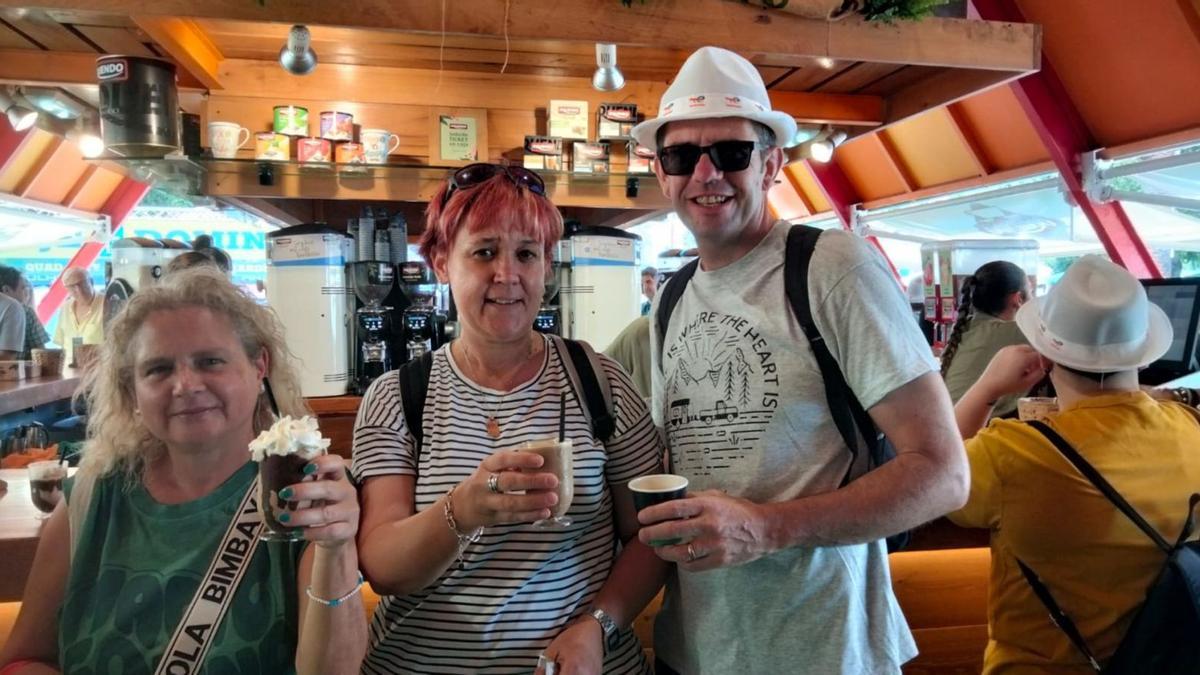 María Isabel Álvarez, Beatriz Granda y Pablo José Fueyo, en el local de Oquendo. | S. M.