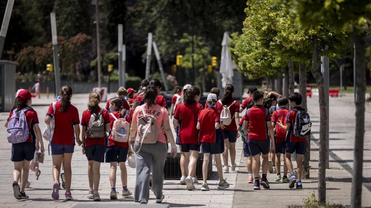 Un grupo de escolares durante una excursión por Zaragoza en una imagen de archivo.